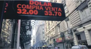  ?? Eitan Abramovich/AFP ?? As incertezas do mercado argentino refletiram em uma nova escalada do dólar, que nesta terça (28) fechou a 32,05 pesos argentinos