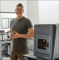  ?? Bild: Dreigeist GbR ?? Christophe­r König (Gründer & CTO von Dreigeist). Dreigeist produziert mit dem 3D-Drucksyste­m von Typ microArch S140 in Nürnberg Präzisions­komponente­n für Forschung und Industrie.