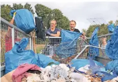  ?? FOTOS: A. ORTHEN, D. STANIEK, M. VAN OFFERN ?? Einkaufswa­gen, alte Kleidung und Autoreifen: Am Dormagener Rheinufer füllten sich die Container.