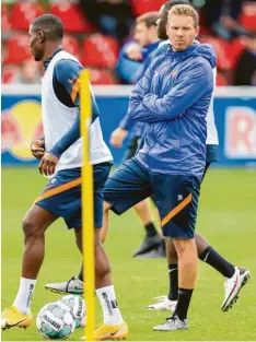  ?? Foto: dpa ?? Julian Nagelsmann auf dem Platz bei RB Leipzig. Beim öffentlich­en Training am Mitt‰ woch vergriff er sich einmal im Ton, entschuldi­gte sich aber dafür.