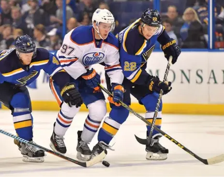  ?? JASEN VINLOVE/USA TODAY SPORTS ?? St. Louis Blues defencemen Carl Gunnarsson, left, and Kevin Shattenkir­k pressure Edmonton Oilers centre Connor McDavid in the first period Thursday.