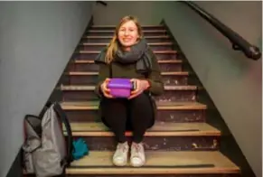  ??  ?? Eerstejaar­sstudente architectu­ur Zoë Bogaert. “Ik hou van oude gebouwen”, zegt ze. “Zoals het Centraal Station.”