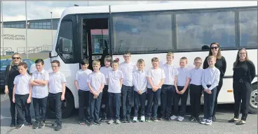  ?? ?? CBS Primary School 4th class choir members with Ms O’Gorman, Ms O’Regan and Ms O’Callaghan before departing for UL last Saturday.