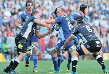  ?? BACKPAGEPI­X ?? CLOSE COMBAT: Stormers loose forward Schalk Burger fends off Sharks lock Etienne Oosthuizen, perfect preparatio­n for this week's confrontat­ion with the abrasive Jaguares in Buenos Aires.