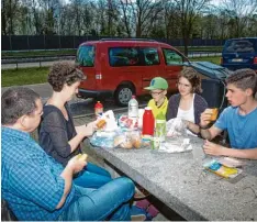  ?? Fotos: Benedikt Siegert ?? Brotzeit neben der Mülltonne. Diese Familie aus Pirmasens macht Rast am Parkplatz Leibisee West bei Nersingen.