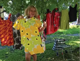  ?? FOTO: PETRA MIETTINEN med en riktig pärla. ?? Leila Nieminen har flera marimekkok­länningar hemma, men ingen som är gulgrön. Den här klänningen som Alina Melkovas dotter har sytt skulle precis falla henne i smaken.