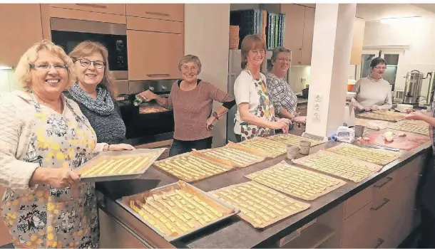  ?? FOTOS: LANDFRAUEN SCHWANENBE­RG ?? Die Landfrauen haben gemeinsam in Vorbereitu­ng auf den Adventsmar­kt im Gemeindeha­us leckere Plätzchen gebacken.