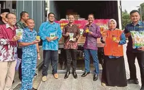  ?? (Foto Roselan Ab Malek/bh) ?? Haris Salleh (tengah) pada program ‘Flag Off’ penghantar­an bekalan makanan daerah Jerantut di pekarangan lobi Pejabat Daerah dan Tanah Jerantut, semalam.