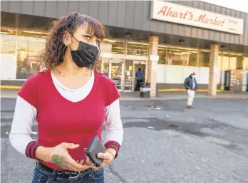  ?? APRIL GAMIZ/THE MORNING CALL ?? Latoya Murry has been shopping at Ahart’s Market in Bethlehem since she was a child, when it was still a Food Lane. Now she shops at the store, which is closing April 30, with her children.“It’s just part of the South Side. Everyone kind of knows each other here,” she said.