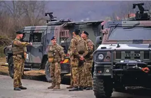  ?? Foto Armend Nimani/Afp ?? Natova mirovna operacija Kfor je imela v zadnjih tednih letošnjega leta polne roke dela zaradi zaostrovan­ja politične napetosti na Kosovu.