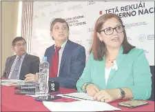  ??  ?? En primer plano, Norma Medina, con el titular de la DGEEC, Iván Ojeda, ayer, durante la entrega del informe.