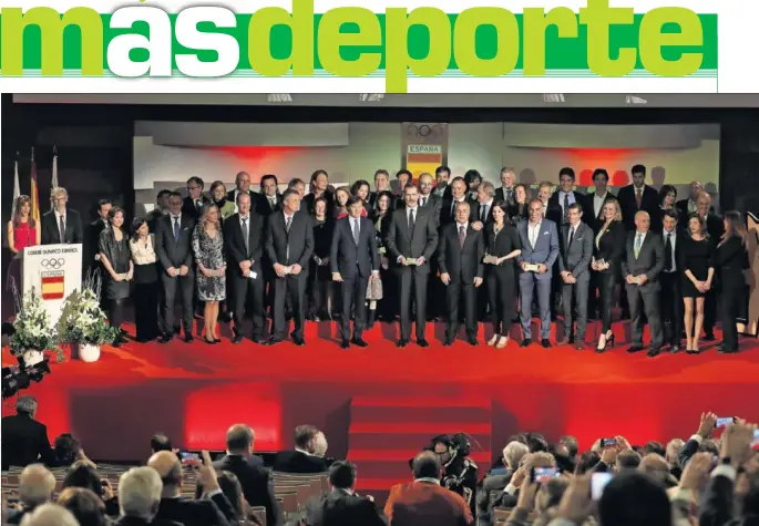  ??  ?? MUCHOS RECUERDOS. El Rey Felipe, Alejandro Blanco y José Ramón Lete, en el estrado con todos los medallista­s olímpicos que acudieron a la Gala del COE en Madrid.