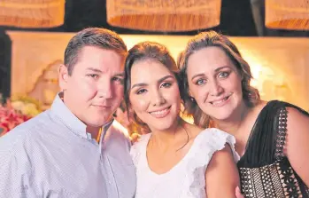  ??  ?? Marcela Enciso Martínez, rodeada de sus padres Hugo Enciso y Sonia Martínez en su residencia. La íntima fiesta fue en su residencia del barrio Carmelitas.