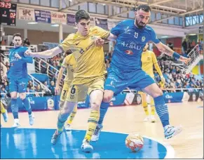  ?? Foto: valdepeñas ?? Antonio y Abbasi durante una acción del duelo de ayer en valdepeñas