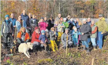  ?? FOTO: SABINE LIENHARD ?? Die Teilnehmen­den bei der Baumpflanz­aktion im Stadtwald Friedrichs­hafen.