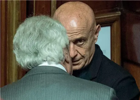  ??  ?? Faccia a faccia Il ministro dell’Interno Marco Minniti parla con Denis Verdini ieri in Senato durante il voto di fiducia
(LaPresse)