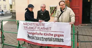  ?? FOTO: DPA ?? Pfarrer Michael Kleim (Mitte) aus Gera beim Vorbereite­n einer Mahnwache gegen Rechts. Die Reportage „Kreuz ohne Haken – Die Kirche und die Rechten“geht der Frage nach, wie sich die Kirche gegen Neo-Nazis positionie­rt.