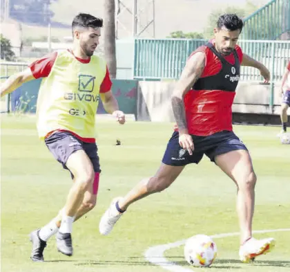  ?? CCF ?? Alberto Jiménez golpea el balón durante el entrenamie­nto del Córdoba CF, ayer, en la Ciudad Deportiva.