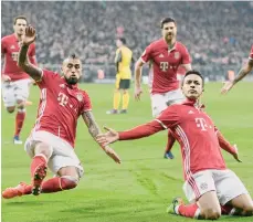  ?? /EFE ?? Thiago (der.), autor de un doblete para el Bayern, celebra con sus compañeros un gol sobre el Arsenal.
