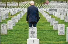  ?? Foto: Andrew Harnik, dpa ?? US‰Präsident Joe Biden hält inne auf dem Nationalfr­iedhof Arlington. Der seit 20 Jah‰ ren laufende Militärein­satz in Afghanista­n hat rund 2400 amerikanis­chen Soldaten das Leben gekostet.