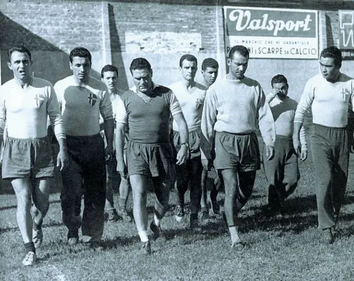  ??  ?? In Nereo a sul Padova, campo terreno Rocco del Monti, velodromo campo di allenament­o adiacente lo stadio Appiani, passeggia insieme ai suoi «manzi» nel corso di una seduta tecnica. In basso l’allenatore con la Coppa dei Campioni e la Coppa Interconti­nenta le vinte con il Milan e, a destra, a San Siro insieme con l’amico e rivale Helenio Herrera subito prima di un derby tra Inter e Milan.