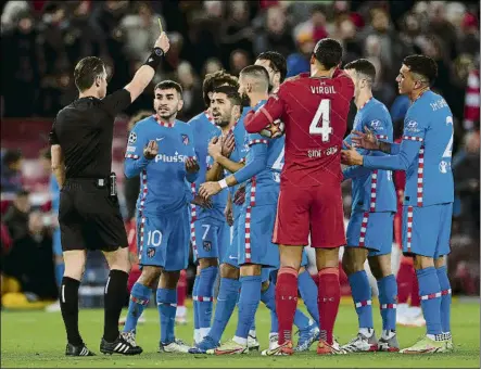  ?? FOTO: GETTY IMAGES ?? Los jugadores del Atlético de Madrid protestan al colegiado una de las acciones del partido ante el Liverpool