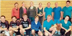  ?? Foto: Schabert ?? Volleyball­turnier in Löpsingen: links die Sieger der Spielverei­nigung, rechts die zweitplatz­ierten „Baggerfreu­nde“.
