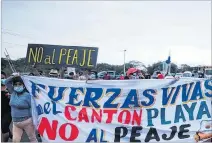  ?? NÉSTOR MENDOZA / EXPRESO ?? Rechazo. Decenas de personas protestaro­n por el cobro de la tarifa.