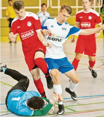  ?? Foto: Klaus Heim ?? Im Halbfinale der schwäbisch­en Meistersch­aft war für die B Junioren der JFG Wertachtal um Robin Keiß (rechts) gegen den FC Kö nigsbrunn Endstation. Einen Unterallgä­uer Sieger gab es dennoch: Der FC Memmingen holte sich den Titel.