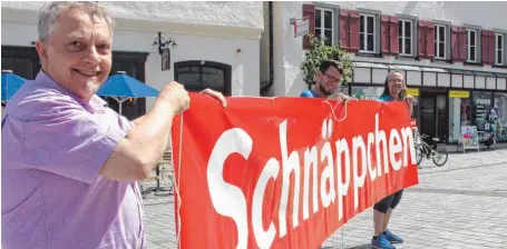  ?? FOTO: JUNGWIRTH ?? Echte Schnäppche­n: Die Riedlinger- und auch Ertinger Einzelhänd­ler laden heute zum Schnäppche­nmarkt ein. In Riedlingen ist der in diesem Jahr in er kompletten Innenstadt. Unser Bild zeigt Franz Breitfeld, Viktor Süssdorf und Michael Steinhart, die auf...