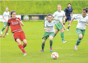  ?? ARCHIVFOTO: FABIAN REPETZ ?? Mona Blank (links) und der TSV Tettnang lassen in der ersten Halbzeit gegen den SV Hegnach viel liegen. Kurz vor Ende der Partie der Oberliga Baden-Württember­g folgt die Strafe.