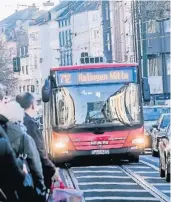  ??  ?? 410 Diesel-Busse betreibt die Düsseldorf­er Rheinbahn. EBusse seien noch nicht praktikabe­l, sagt ein Sprecher.