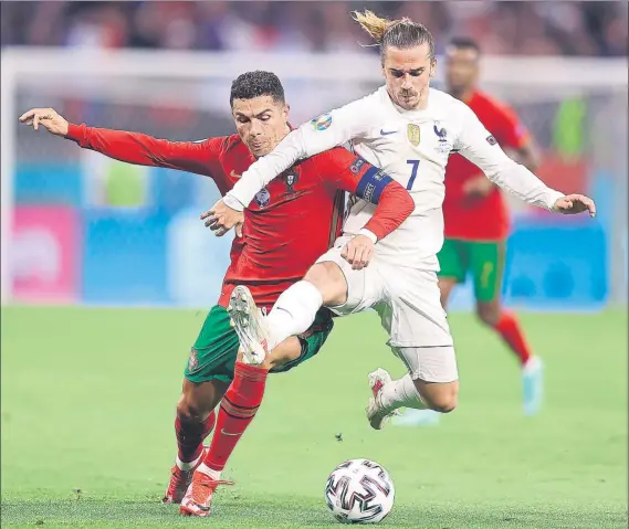  ?? FOTO: EFE ?? Antoine Griezmann, en pugna con Cristiano Ronaldo El francés, tranquilo sobre su futuro en el Barça, está rayando a gran nivel en la Eurocopa como suele en la selección ‘bleu’