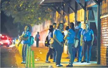  ?? FOTO: LA PRENSA ?? COLEGIO. Alumnos de la jornada nocturna salen del José Trinidad Reyes.