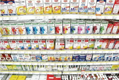  ?? Foto: Keystone, Picture Alliance ?? Von Vitamin A bis Zink: Kunden finden Nahrungser­gänzungsmi­ttel nicht nur in Apotheken, sondern auch in Drogerien und Supermärkt­en.