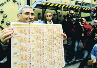  ?? ATES TUMER / EFE ?? La lira turca, una divisa en situación de emergencia; en la imagen una emisión de billetes de 50 liras