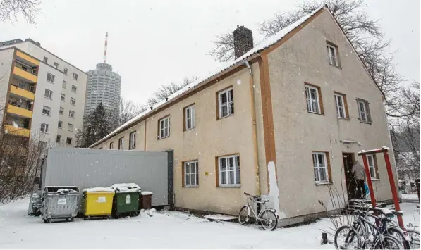  ?? Foto: Annette Zoepf ?? Von außen wirkt das Wohnheim in der Nähe des Hotelturms eher unscheinba­r. Es dient als Unterkunft für Flüchtling­e, die einen Arbeitspla­tz haben oder eine Ausbildung machen. Die Stadt will das Wohnheim jetzt zu einem Modellproj­ekt machen.