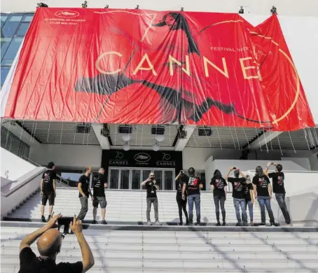  ?? BILD: SN/APA/AFP/VALERY HACHE ?? Das Plakat zum Cannes-Jubiläum sorgte schon im Vorfeld für Debatten.