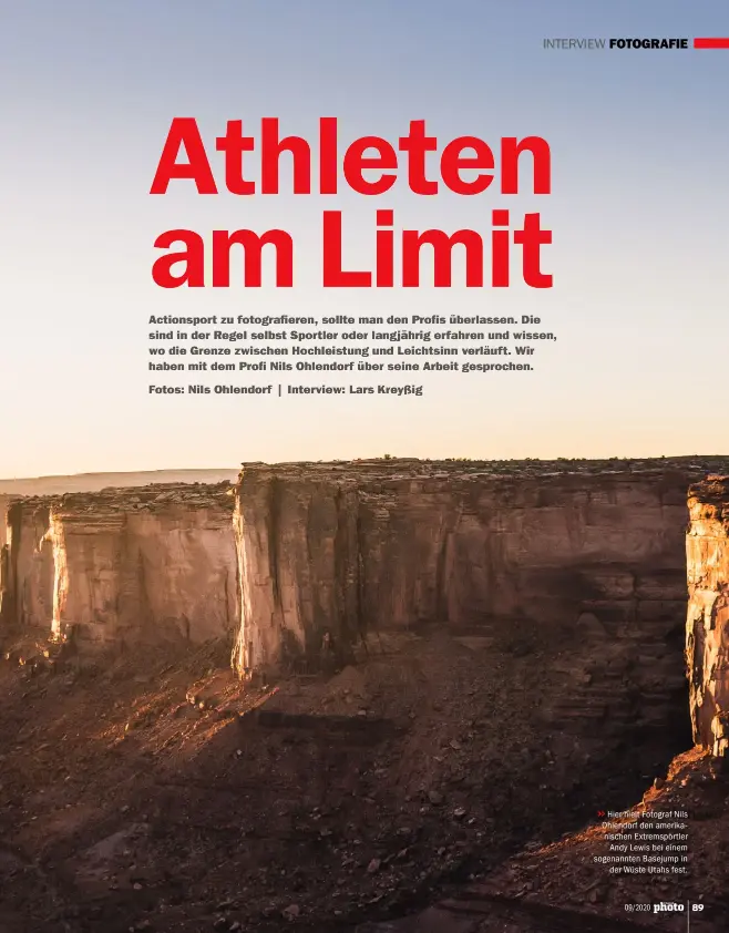  ??  ?? >> Hier hielt Fotograf Nils Ohlendorf den amerikanis­chen Extremspor­tler Andy Lewis bei einem sogenannte­n Basejump in der Wüste Utahs fest.