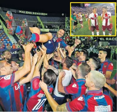  ??  ?? EL SUEÑO, MÁS CERCA. La plantilla del Huesca celebró por todo alto el acceso a los playoffs de ascenso.