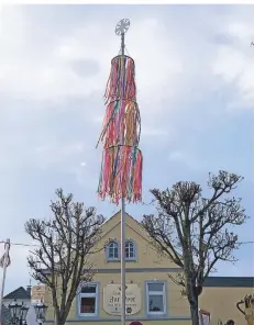  ?? FOTO: BERENDES ?? Vor der Gaststätte „Zur Post“leuchtet der Rheurdter Maibaum nun in bunten Farben.