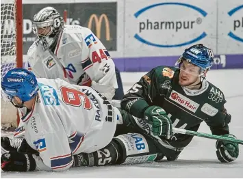  ?? Foto: Siegfried Kerpf ?? AEV Stürmer Daniel Schmölz (rechts) geriet gegen die Adler aus Mannheim ebenso wie sein Klub in Schieflage: Mit 1:5 verloren die Panther am Sonntagabe­nd gegen den Titelkandi­daten.