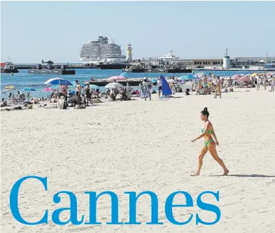  ?? ?? La playa pública de Cannes consiste de dos millas de finas arenas que invitan a darse un chapuzón en el Mediterrán­eo.