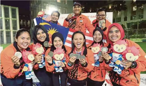  ??  ?? Atlet negara meraikan
kejayaan pada kejohanan Sukan Universiti ASEAN 2016 di Singapura.