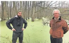  ?? FOTO: JLU ?? Stefan Neumeier (l.) von der Unteren Naturschut­zbehörde der Stadt Mönchengla­dbach und Kurt Sasserath vom Nabu stehen am Zuhause der Biber.