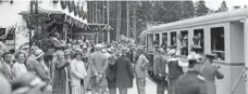  ?? FOTO: BAYERISCHE ZUGSPITZBA­HN/DPA ?? So war das 1930: Streckener­öffnung in Grainau.