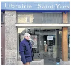  ??  ?? Jean-Jacques Dumont, devant la librairie qui a fermé.