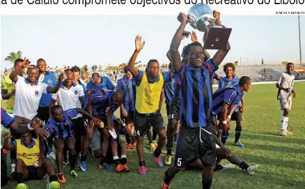  ?? KINDALA MANUEL ?? Polícias festejam em casa a supremacia sobre o campeão nacional evidenciad­a no arranque da nova temporada futebolíst­ica