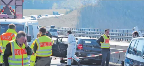  ?? FOTO: DPA ?? Ermittler sichern auf der Haseltalbr­ücke der Autobahn A 3 Spuren. In dem Auto war die Leiche einer Frau gefunden worden.