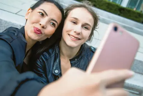  ?? Foto: Christin Klose, dpa ?? Ein Selfie mit der besten Freundin: Das passt perfekt auf Instagram. Das riesige Bilder-Netzwerk dokumentie­rt vor allem die schönen Momente des Lebens; oft sind Bilder nachbearbe­itet, um noch ästhetisch­er zu wirken. Die großen Themen sind Mode, Fitness, Lifestyle und sonstige Trends.